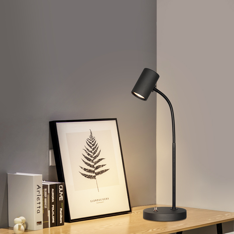 Eleganter Schreibtisch-Spot mit verstellbarem Arm und dimmbarer GU10-Lampe